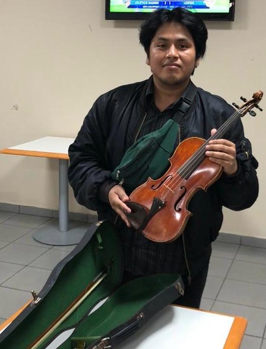 Foto de ariel con el violín donado